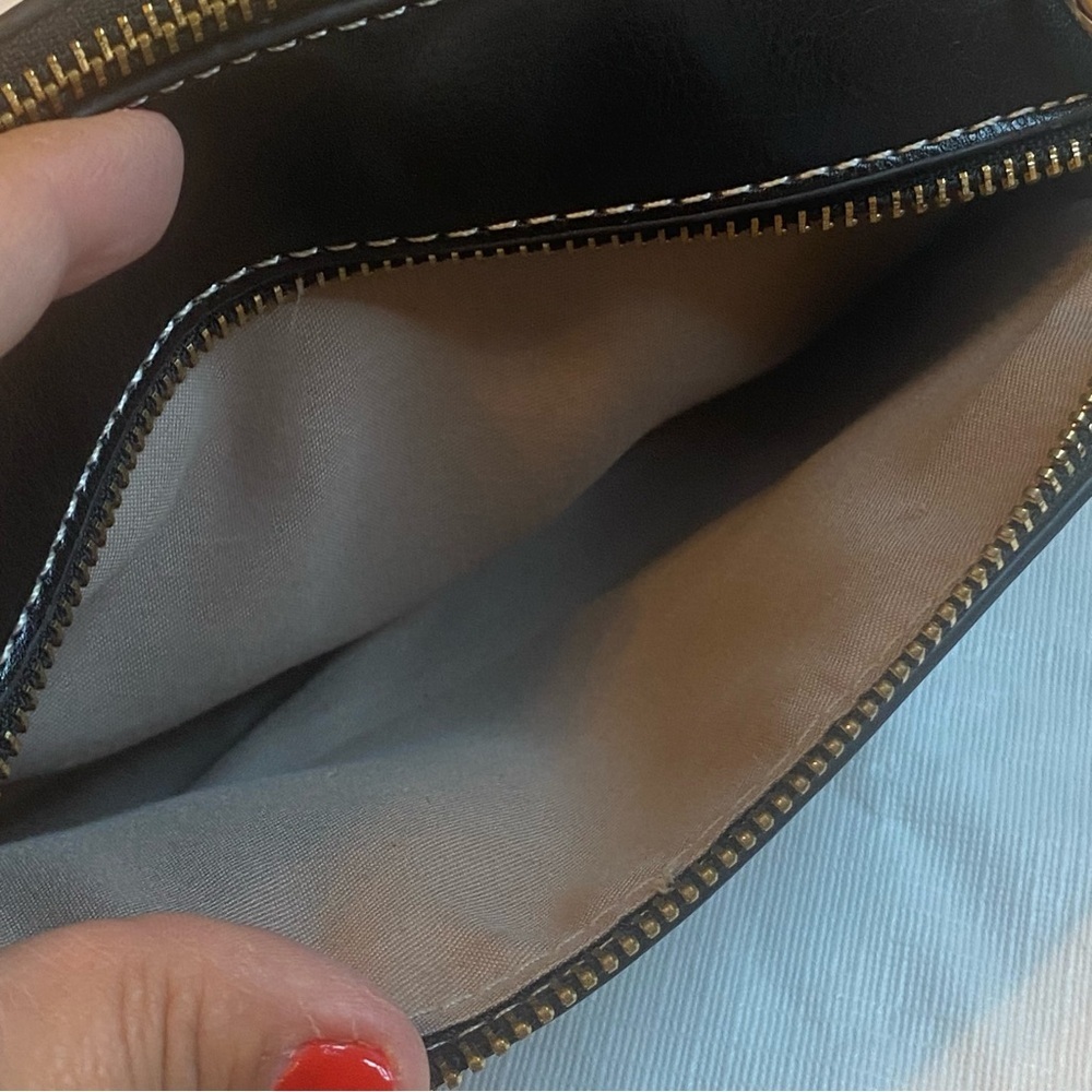 Elegant Black Crossbody Bag with Gold Bee Accent - Picture 5 of 10